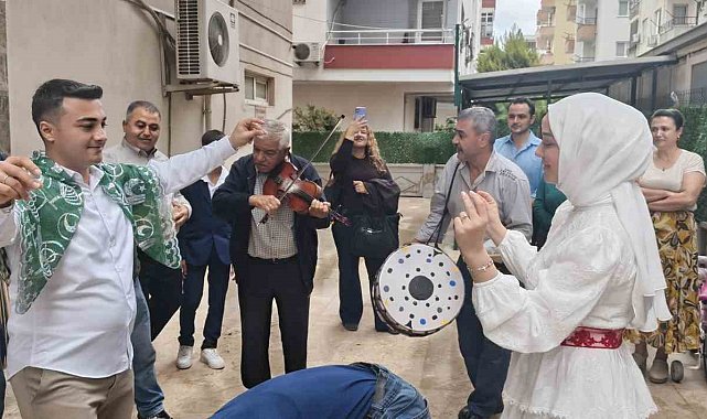 Mersin'de ilginç gelin alma: Damat, vinç sepetiyle 4. kata çıkarak gelini aldı