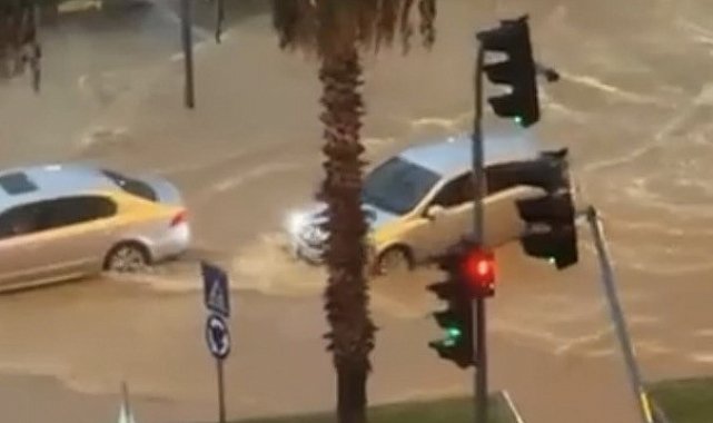 Mersin'de sağanak yağış hayatı olumsuz etkiledi