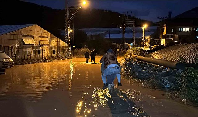 Mersin'de sağanak yağış hayatı olumsuz etkiledi