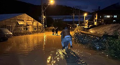 Mersin'de sağanak yağış hayatı olumsuz etkiledi