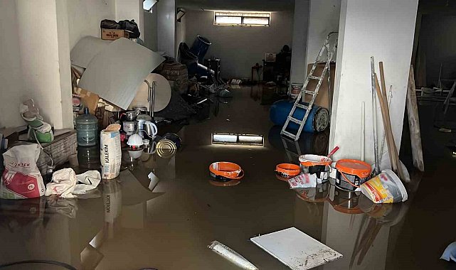 Mersin'de selin izleri gün ağarınca ortaya çıktı: Araçlar sürüklendi, yollar çöktü