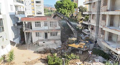 Metruk bina yıkıldı, trafik rahatlayacak