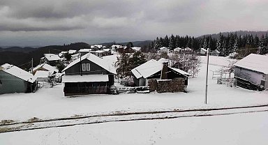 Mevsimin ilk karı Sakarya'nın zirvelerine düştü: Yaylalar beyaza büründü