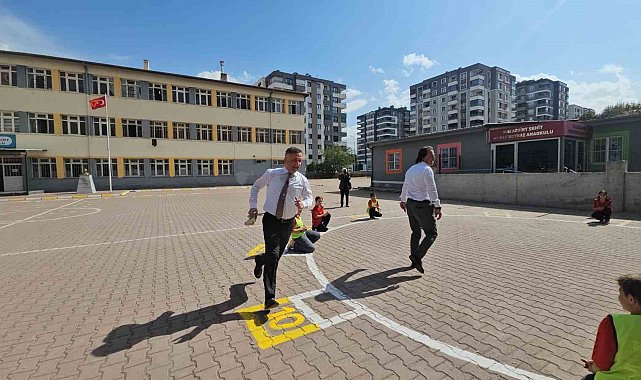 Milli eğitim müdürü "Maaarif'in heyecanını" öğrencilerle beraber yaşadı, oyun oynadı