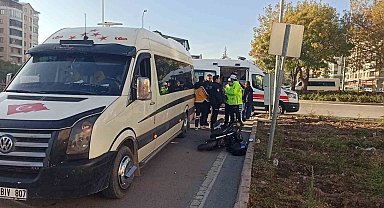 Minibüs ile motosiklet çarpıştı: 1 yaralı