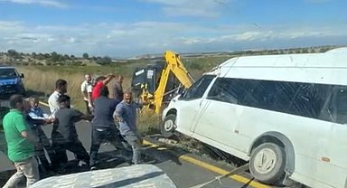 Minibüs şarampolde askıda kaldı