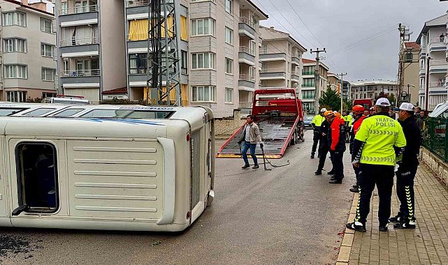 Minibüslerin çarpıştığı kazada 16 kişi yaralandı