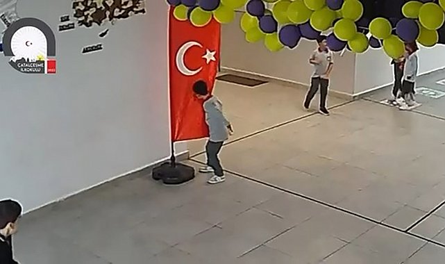 Minik öğrencinin Türk bayrağı sevgisi: Oyun oynarken durdu, bayrağı öpüp devam etti