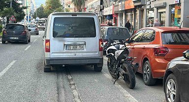 Motosiklet hafif ticari araca çarptı: 2 yaralı