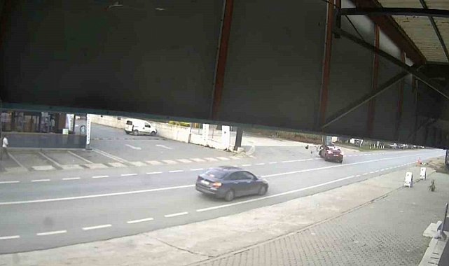 Motosiklet ile otomobil çarpıştı