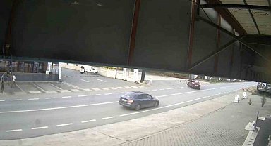 Motosiklet ile otomobil çarpıştı