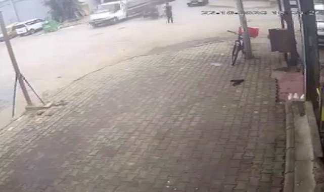 Motosiklet kamyonetin altına girdi