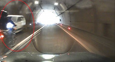 Motosiklet sürücüsü otomobillerin arasında kalmaktan kıl payı kurtuldu