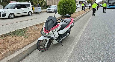 Motosiklet yayaya çarptı: 1'i ağır 2 yaralı