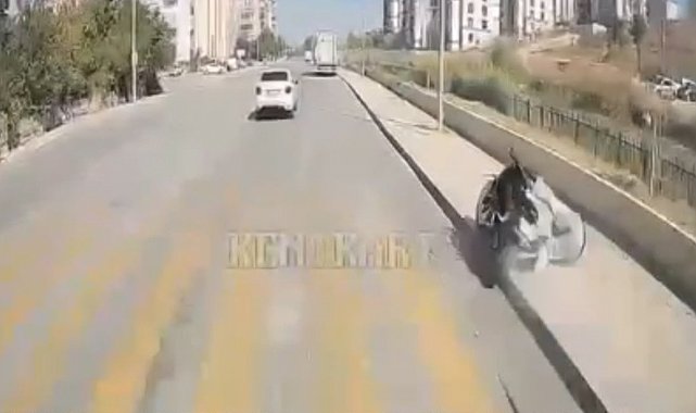 Motosikletin direğe çarptığı kaza kamerada