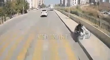 Motosikletin direğe çarptığı kaza kamerada