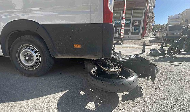 Motosikletin minibüsün altına girdiği kaza kameraya yansıdı