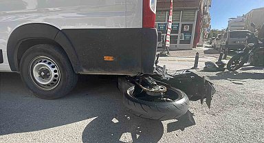 Motosikletin minibüsün altına girdiği kaza kameraya yansıdı