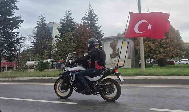 Motosikletinin arkasına astığı Türk bayraklarıyla çevre yolunda ilerledi