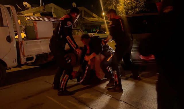 Motosikletinin çalındığını iddia eden alkollü şahıs, yoldan geçen otomobili polis aracı sanıp saldırdı