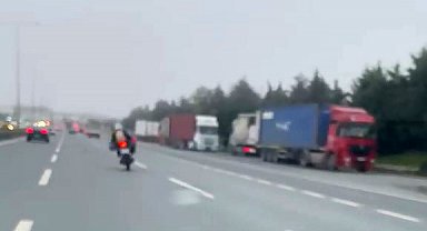 Motosikletlinin tehlikeli yolculuğu kameraya yansıdı