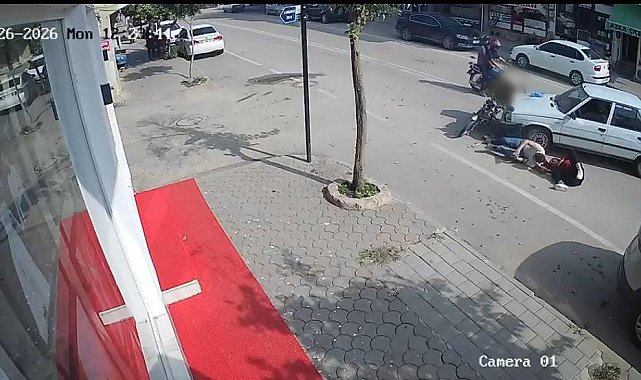 Motosikletteki çift otomobille çarpıştı: 2 yaralı