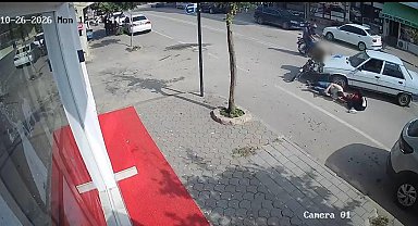 Motosikletteki çift otomobille çarpıştı: 2 yaralı