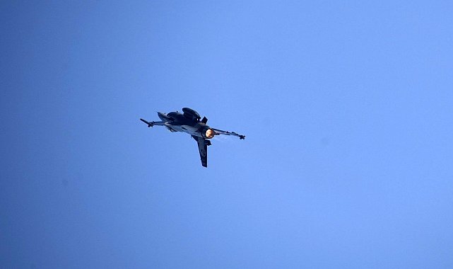 Mudanya'da SOLOTÜRK coşkusu: Gökyüzü gösterisine yoğun katılım