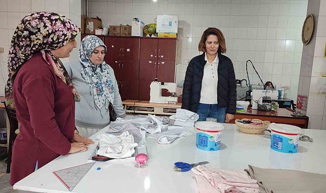Müdür Sinan, kadın terziliği kursiyerlerinin çalışmalarını inceledi