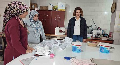Müdür Sinan, kadın terziliği kursiyerlerinin çalışmalarını inceledi