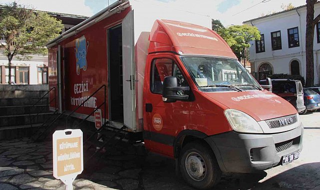 Muğla Halk Kütüphanesi'nde hizmet gezici kütüphaneyle sürüyor