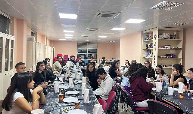 Muğla'da üniversite öğrencileri seramik vazo boyama atölyesinde buluştu