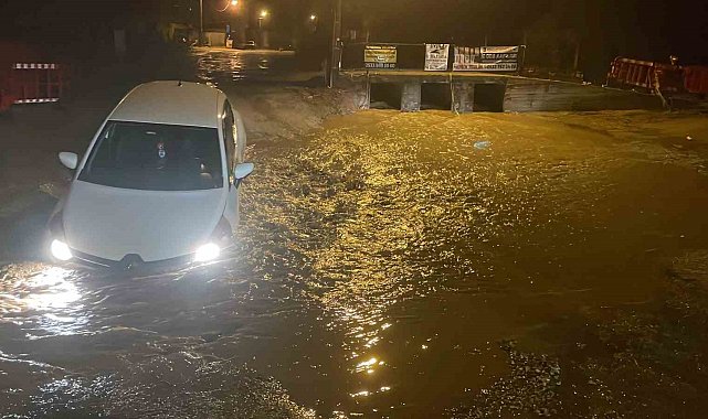 Muğla'da yağış nedeniyle yol çöktü, çukura düşen araç yolda mahsur kaldı