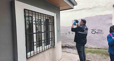 Muhtarlığın kamerasını söküp bahçeye attılar