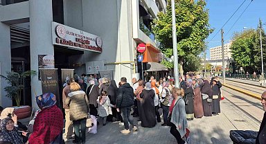 Mukaddes emanetleri görebilmek için metrelerce kuyruk oluşturdular