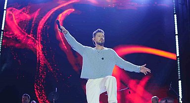 Murat Boz GastroAntep'te sevilen şarkılarını Gaziantepliler için söyledi