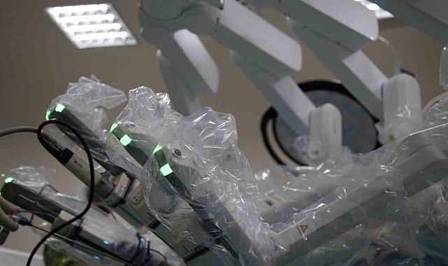 Muş'ta bin 400 kilometre uzaktan robotik rahim alma ameliyatı gerçekleştirildi