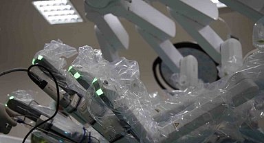 Muş'ta bin 400 kilometre uzaktan robotik rahim alma ameliyatı gerçekleştirildi
