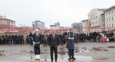 Muş'ta Cumhuriyet Bayramı coşkusu çelenk töreni ve yürüyüşle başladı