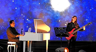 Mustafa Boran Durgun, Çeşme'de bestelediği eserlerini Çeşme Kalesi'nde seslendirdi