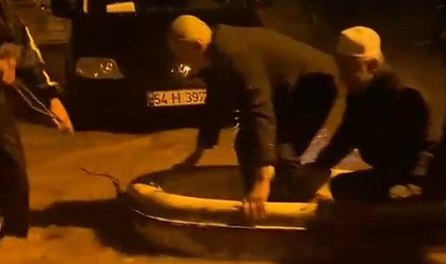 Namaz sonrası camide mahsur kalan imam ve cemaat botla taşındı