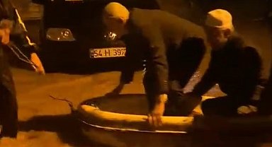 Namaz sonrası camide mahsur kalan imam ve cemaat botla taşındı