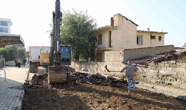 Nazilli Belediyesi'nden İstiklal Mahallesi'nde yol çalışması