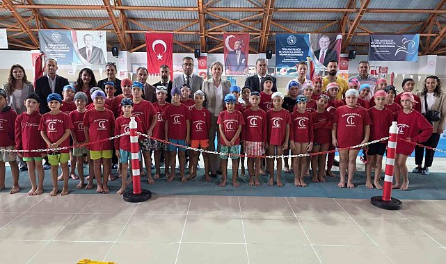 Nazilli'de çocuklar yüzme öğreniyor