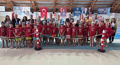 Nazilli'de çocuklar yüzme öğreniyor