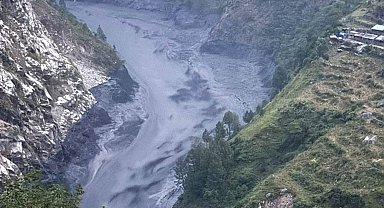 Nepal'deki selde 100'den fazla yabancı dağcı mahsur