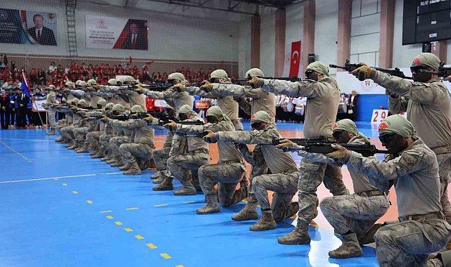 Nevşehir'de at çiftliklerinden 29 Ekim'e özel Türk bayraklı gösteri