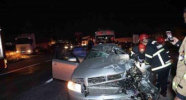 Nevşehir'de feci kaza: Otomobil tıra çarptı, 2 kişi hayatını kaybetti