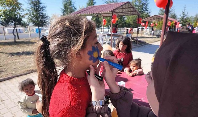 Niğde'de mevsimlik tarım işçilerinin çocukları gönüllerince eğlendi