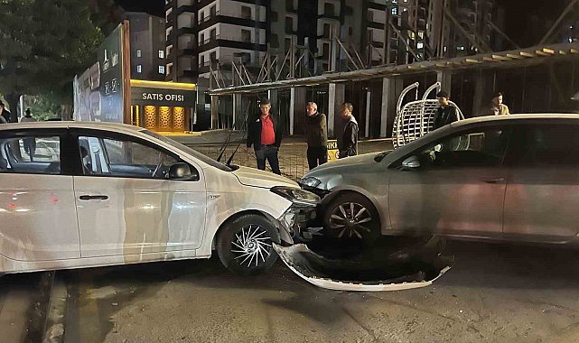 Niğde'de otomobil direğe ve park halindeki araca çarptı: 1 yaralı